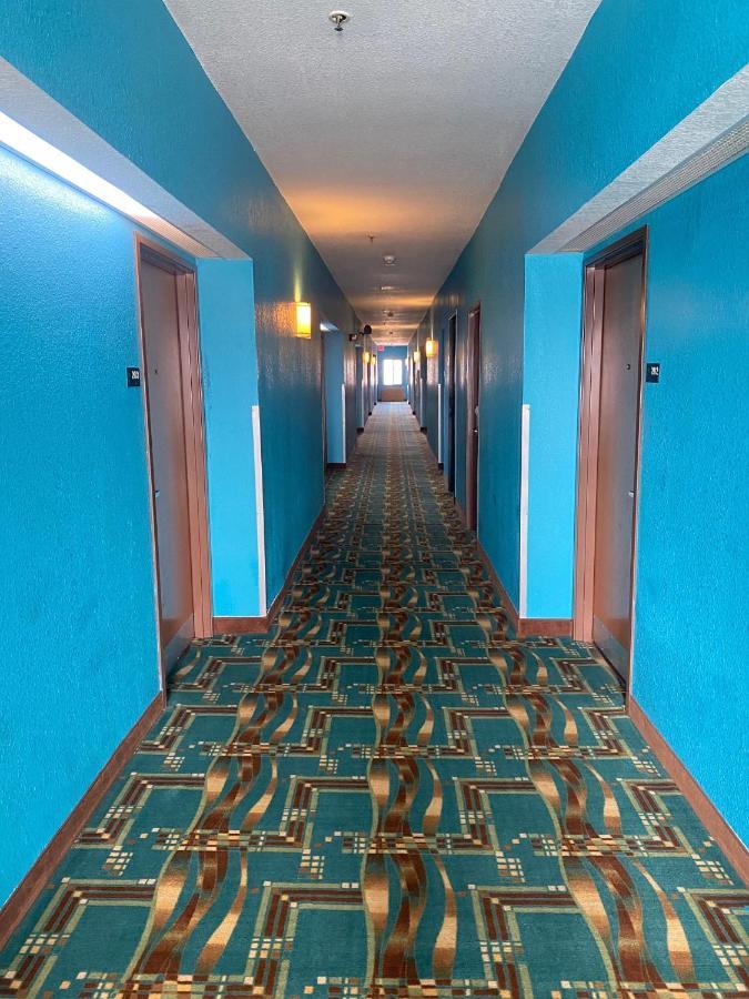Tropicana Inn&suites Motel *