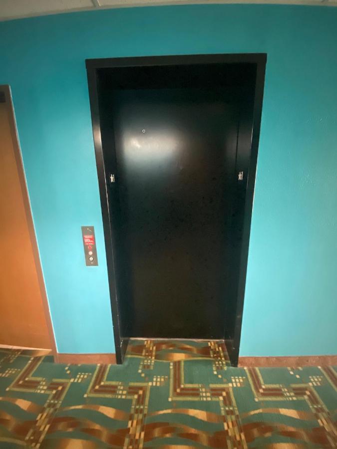 Tropicana Inn&suites Motel *