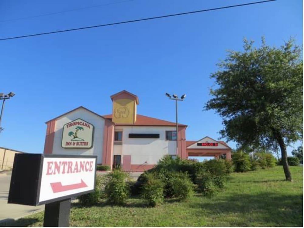 Tropicana Inn&suites Dallas