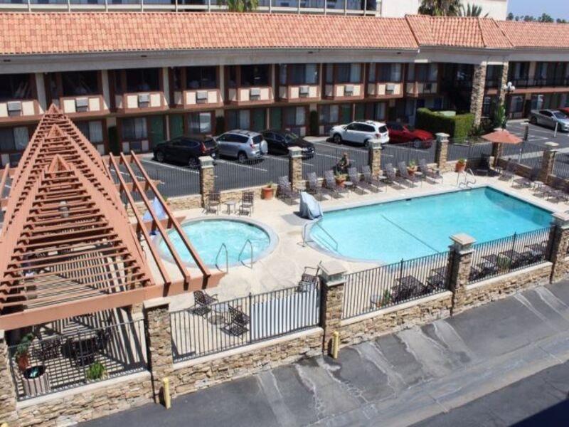 Tropicana Inn&suites *
