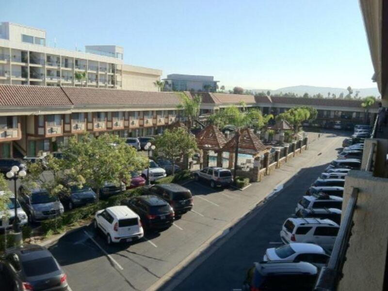 Tropicana Inn&suites *