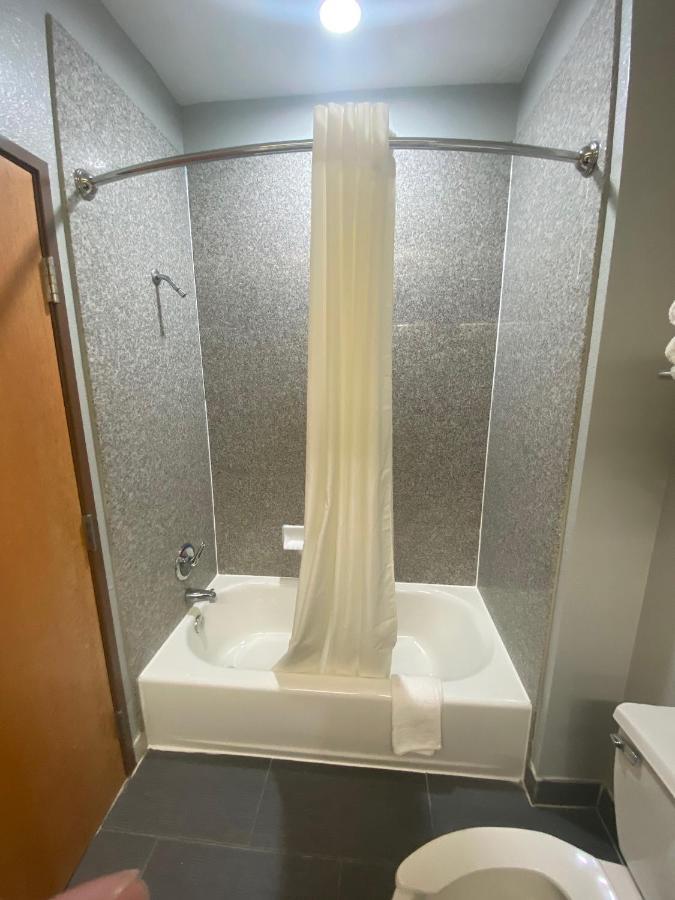 Tropicana Inn&suites Motel *