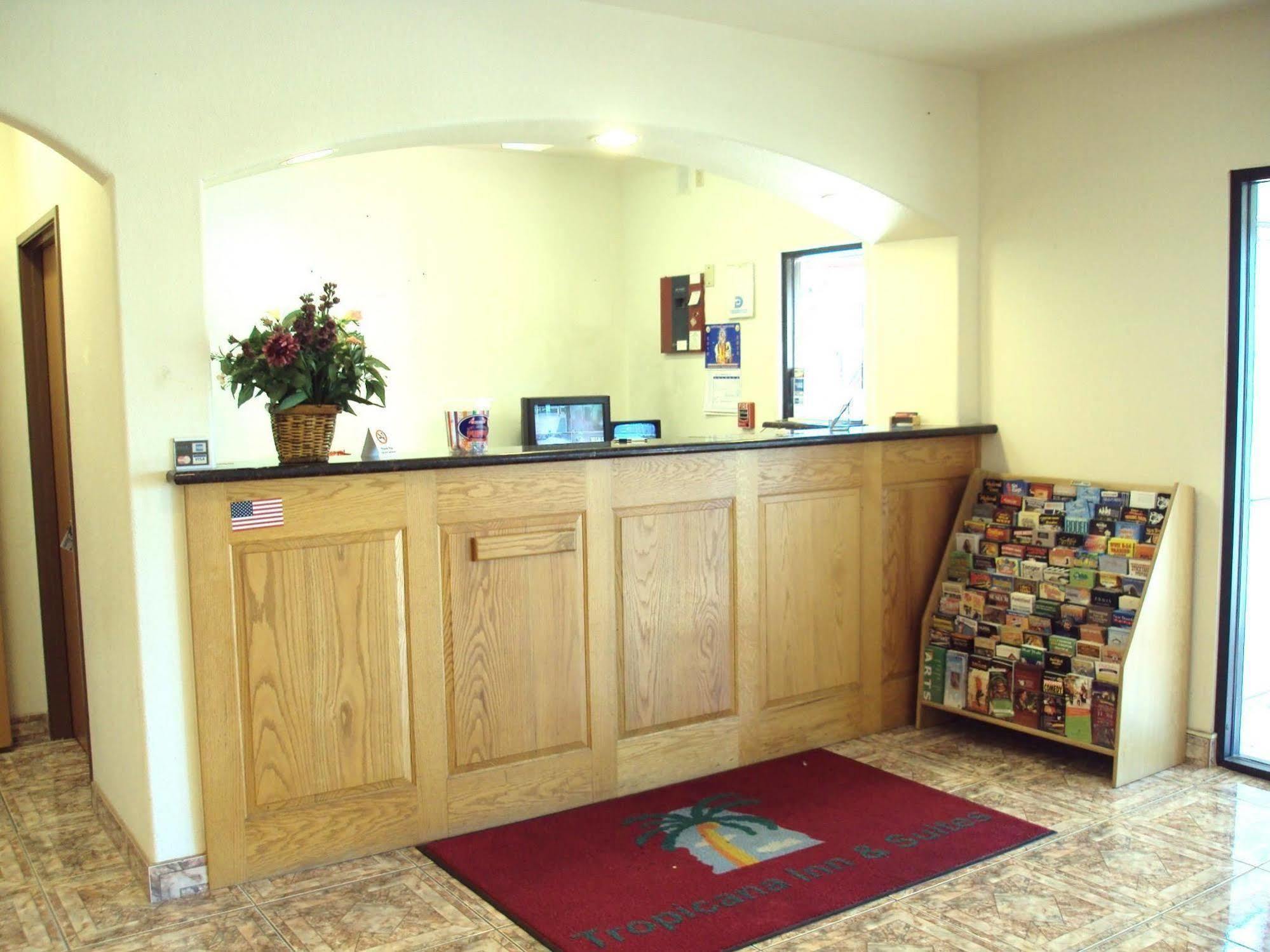 Tropicana Inn&suites Motel *